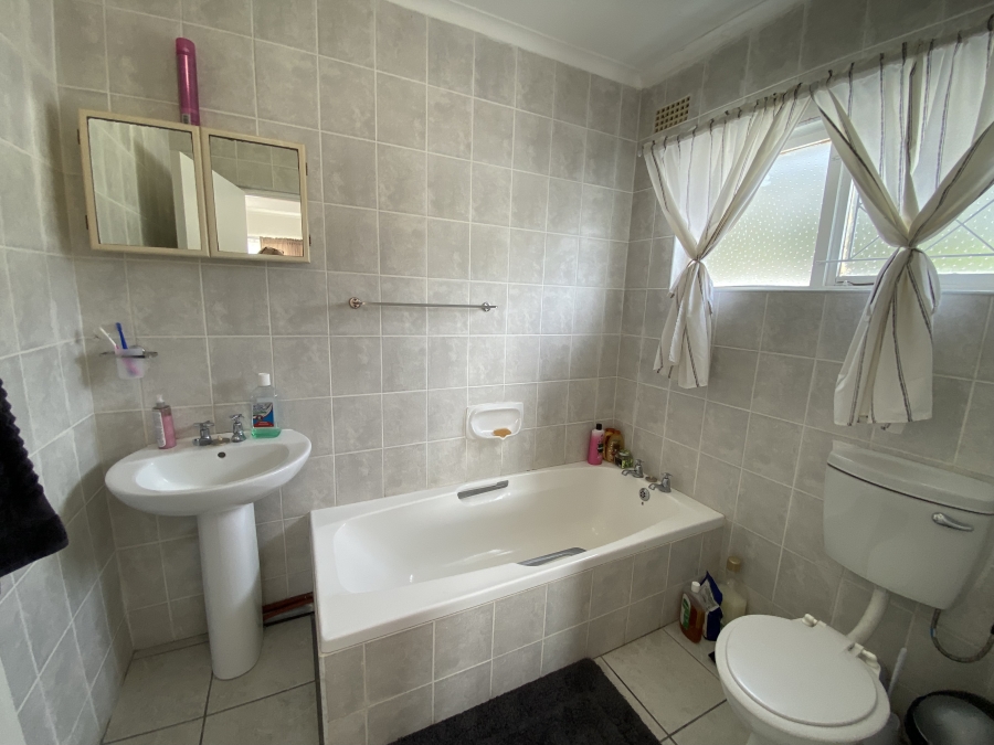 To Let 3 Bedroom Property for Rent in Kidds Beach Eastern Cape
